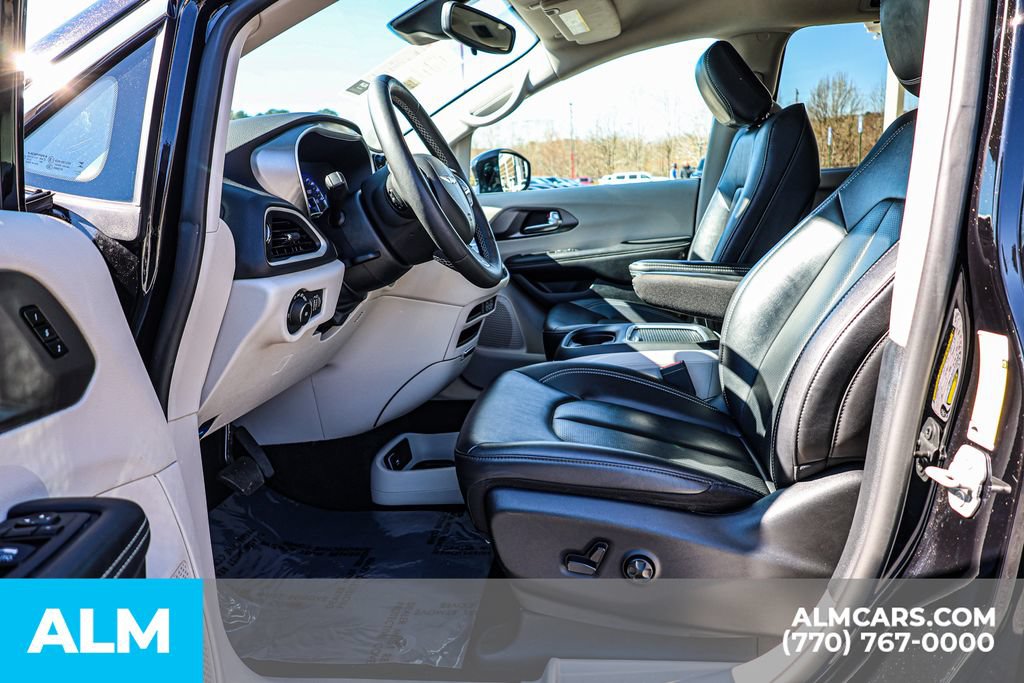 Used 2024 Chrysler Pacifica Touring-L FWD image 19