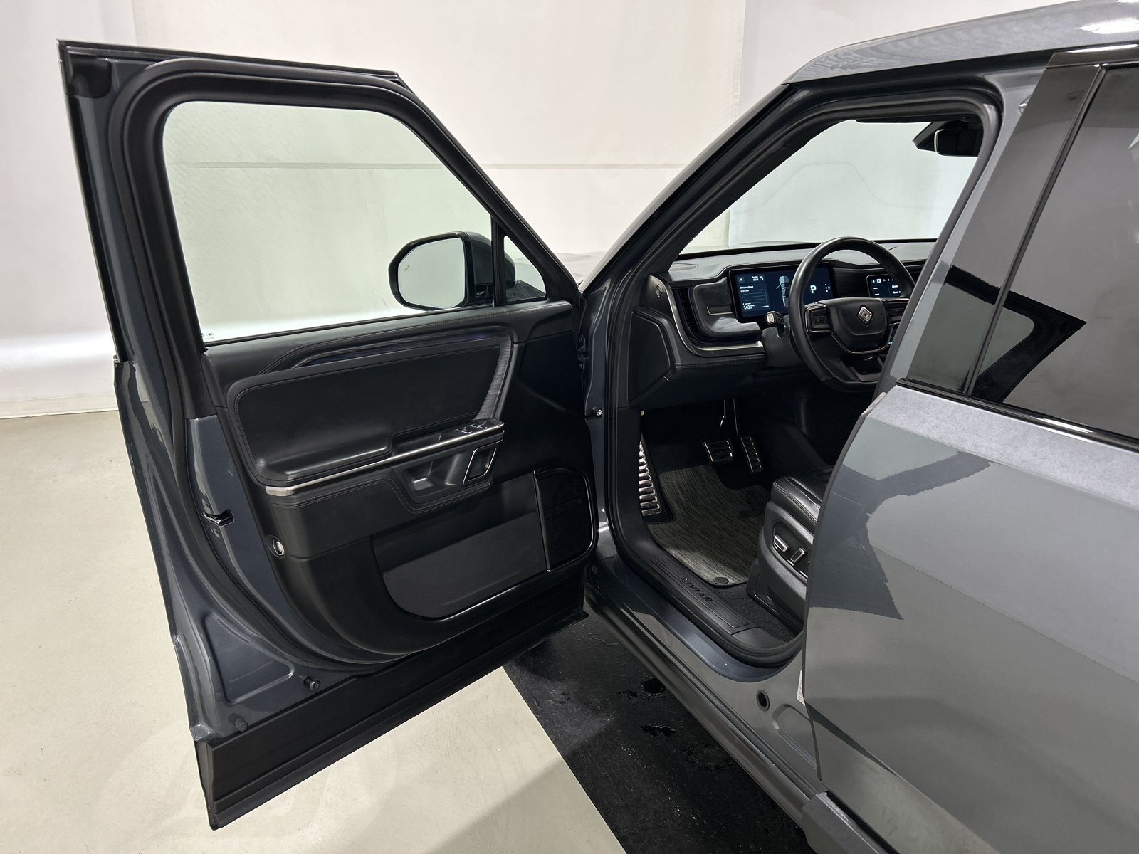 Used 2024 Rivian R1T Adventure AWD/4WD image 16
