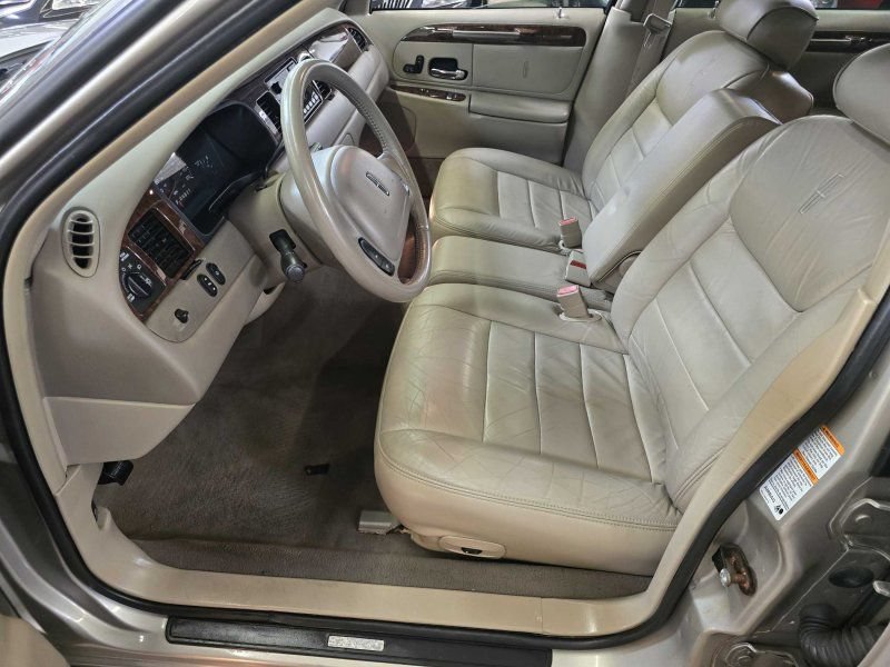 Used 2001 Lincoln Town Car Executive RWD image 6