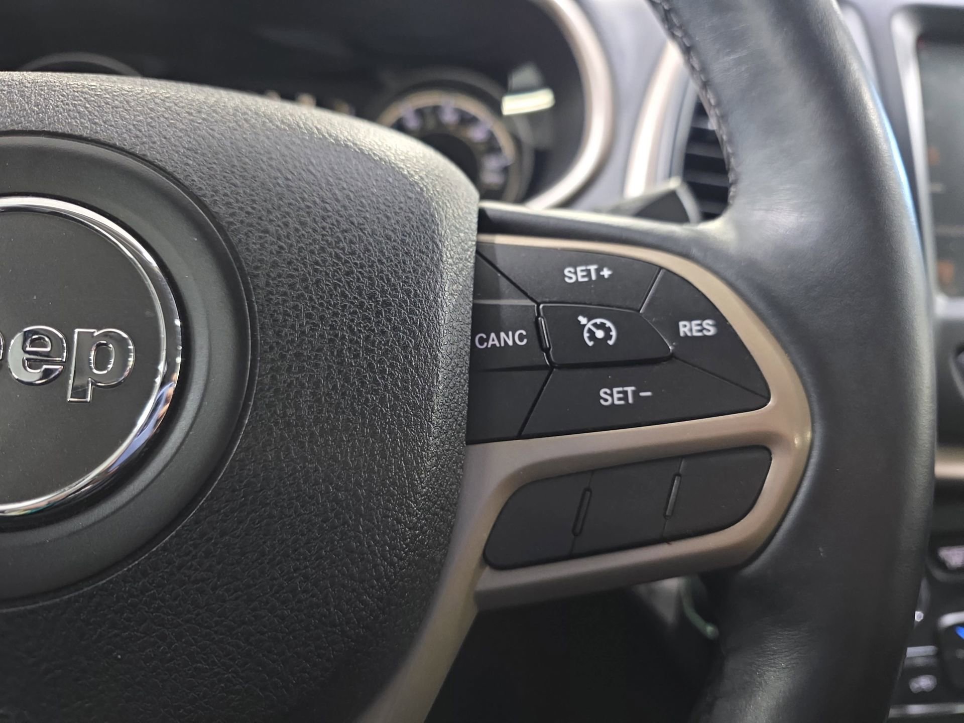 Used 2017 Jeep Cherokee Latitude w/ Cold Weather Group image 17