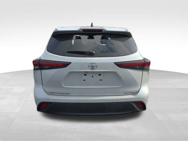 Used 2025 Toyota Highlander LE image 5