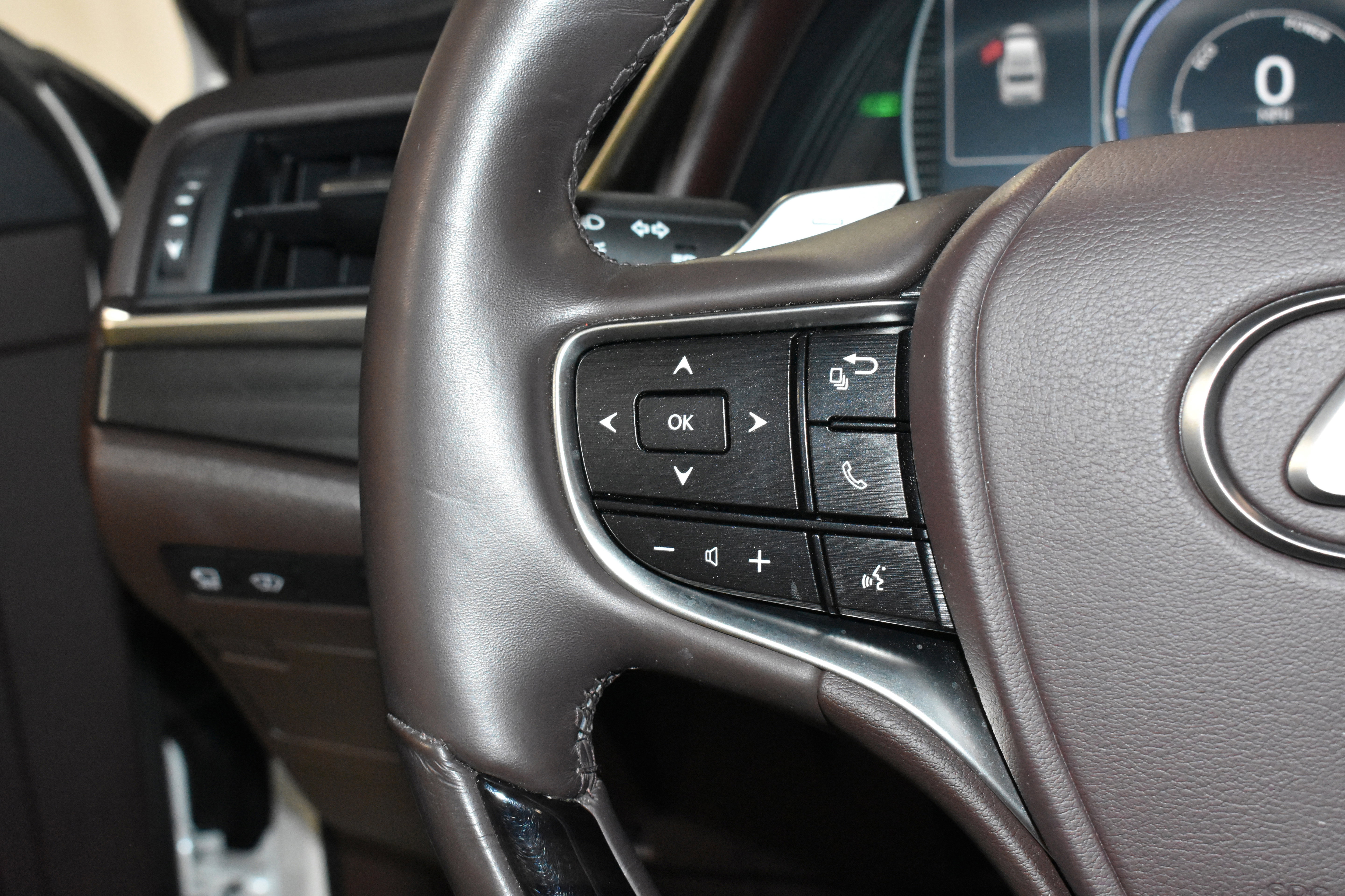 Used 2019 Lexus ES 300h Ultra Luxury w/ Accessory Package FWD image 13