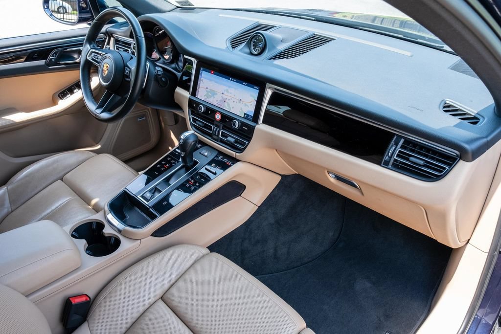 Used 2022 Porsche Macan w/ Premium Package Plus AWD/4WD image 30