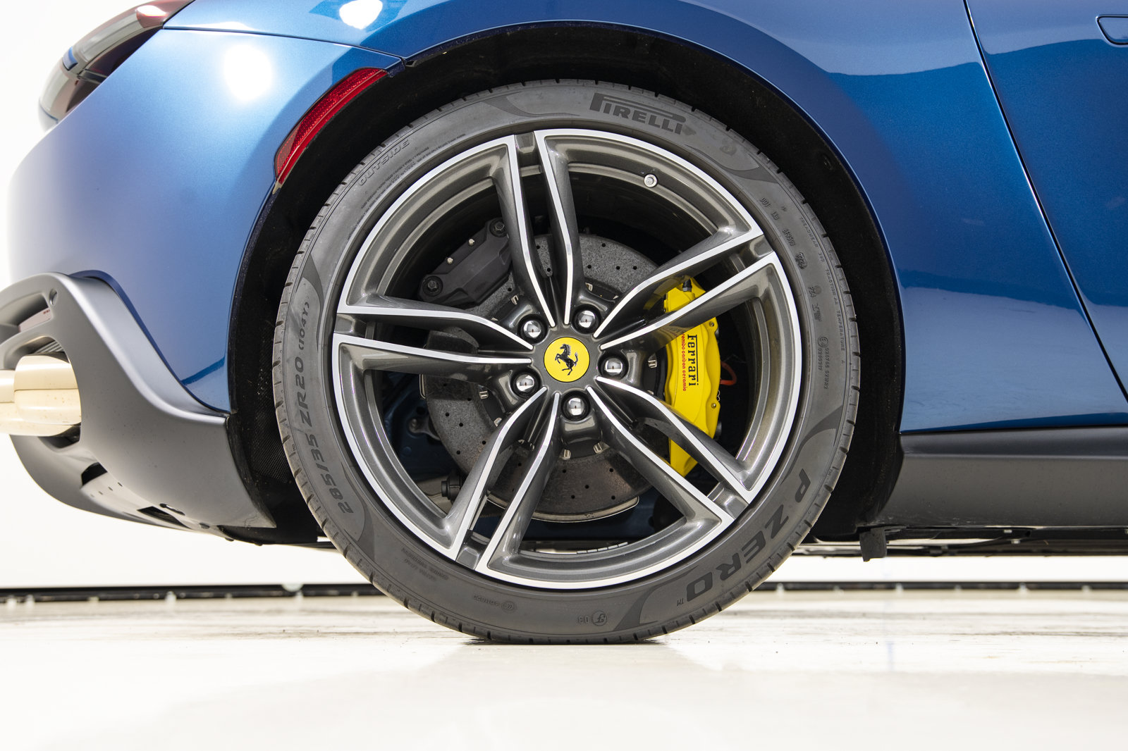 Certified 2025 Ferrari Roma Spider RWD image 20