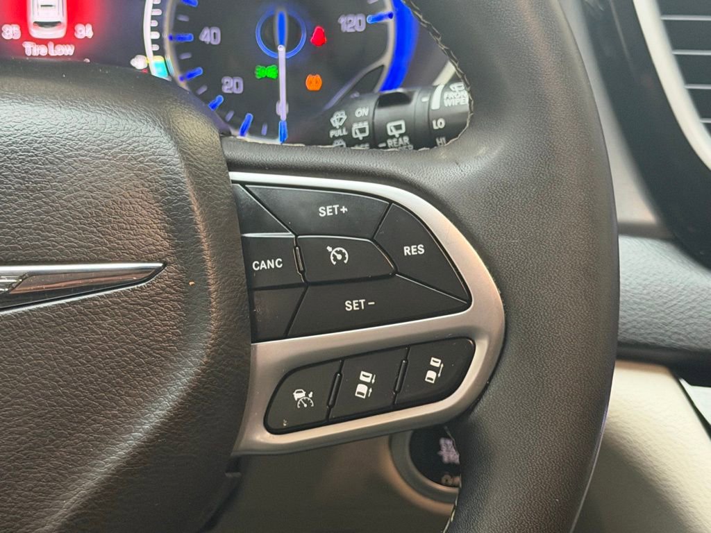 Used 2022 Chrysler Pacifica Touring-L FWD image 17