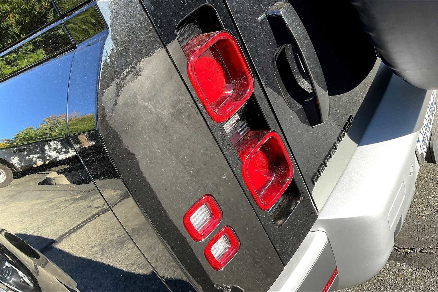 Used 2025 Land Rover Defender 130 S image 31