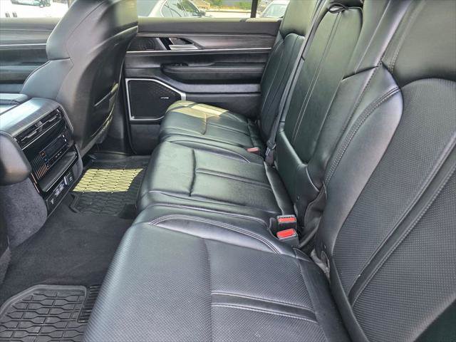 Used 2024 Jeep Wagoneer L Series II w/ Flexible Seating Group AWD/4WD image 15