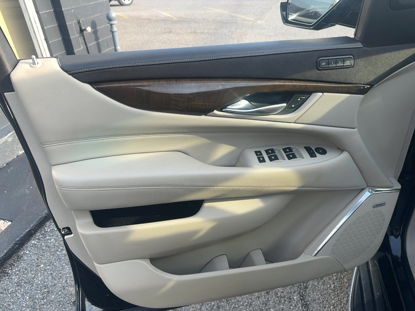 Used 2018 Cadillac Escalade ESV Luxury AWD/4WD image 24