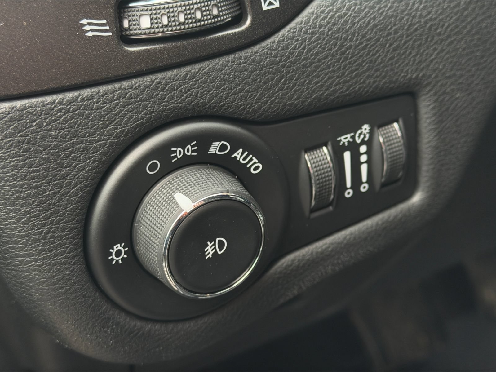 Used 2019 Jeep Cherokee Trailhawk w/ Cold Weather Group AWD/4WD image 23