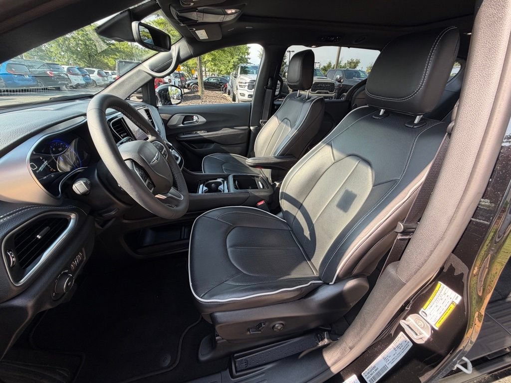 Used 2026 Chrysler Pacifica Limited FWD image 22