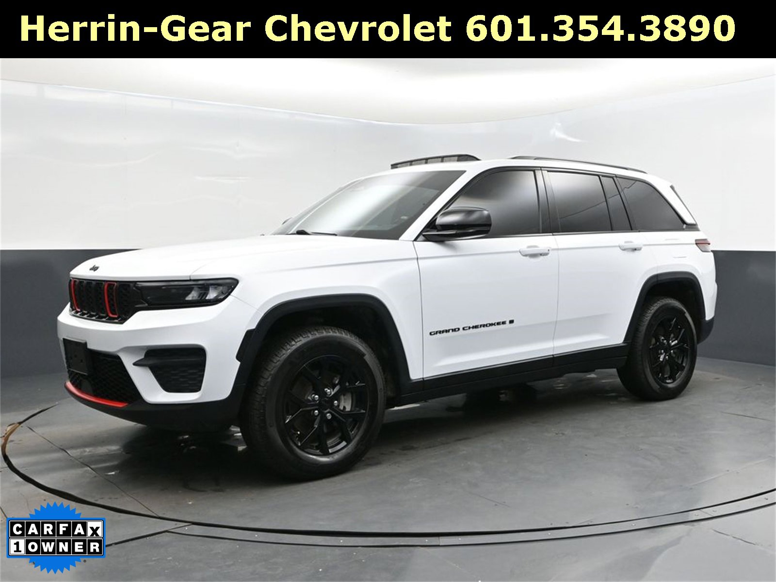 Used 2025 Jeep Grand Cherokee Altitude image 2