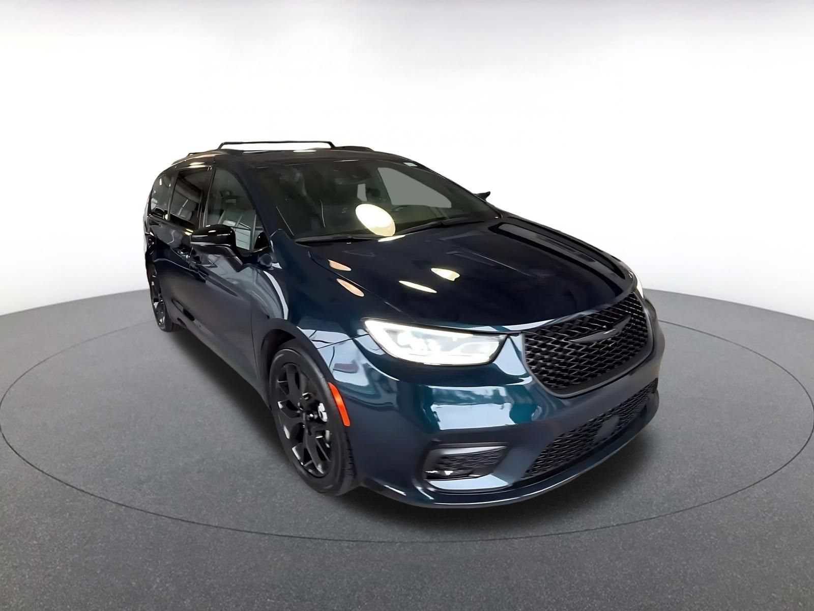 Used 2025 Chrysler Pacifica Limited FWD image 3