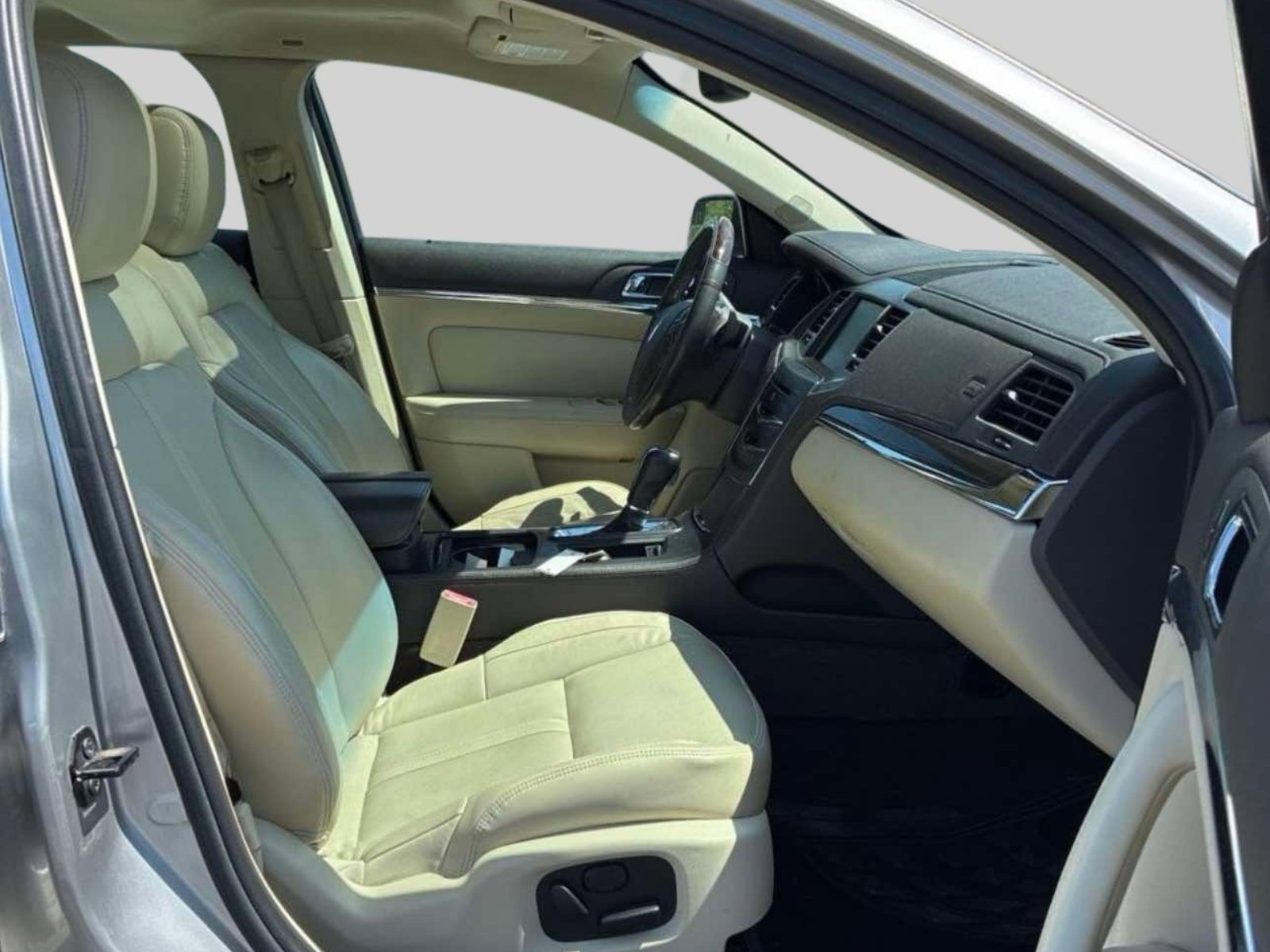 Used 2013 Lincoln MKS FWD image 3