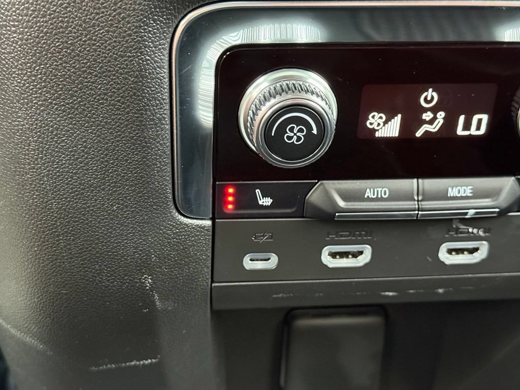 Used 2024 GMC Yukon Denali Ultimate AWD/4WD image 16