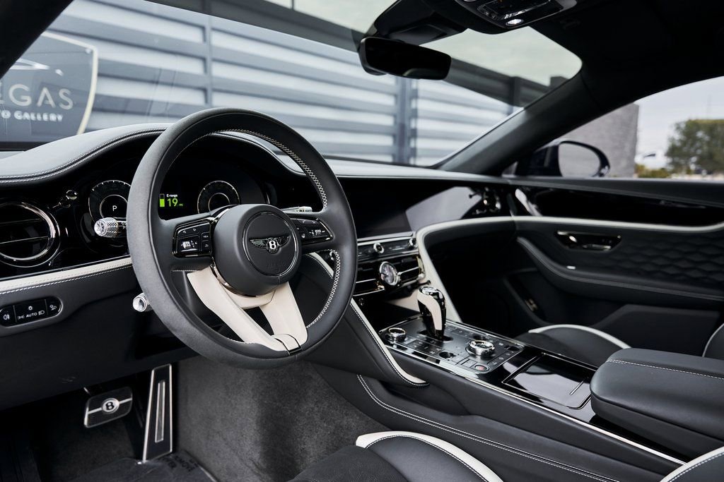 Used 2025 Bentley Flying Spur Plug-In Hybrid image 2