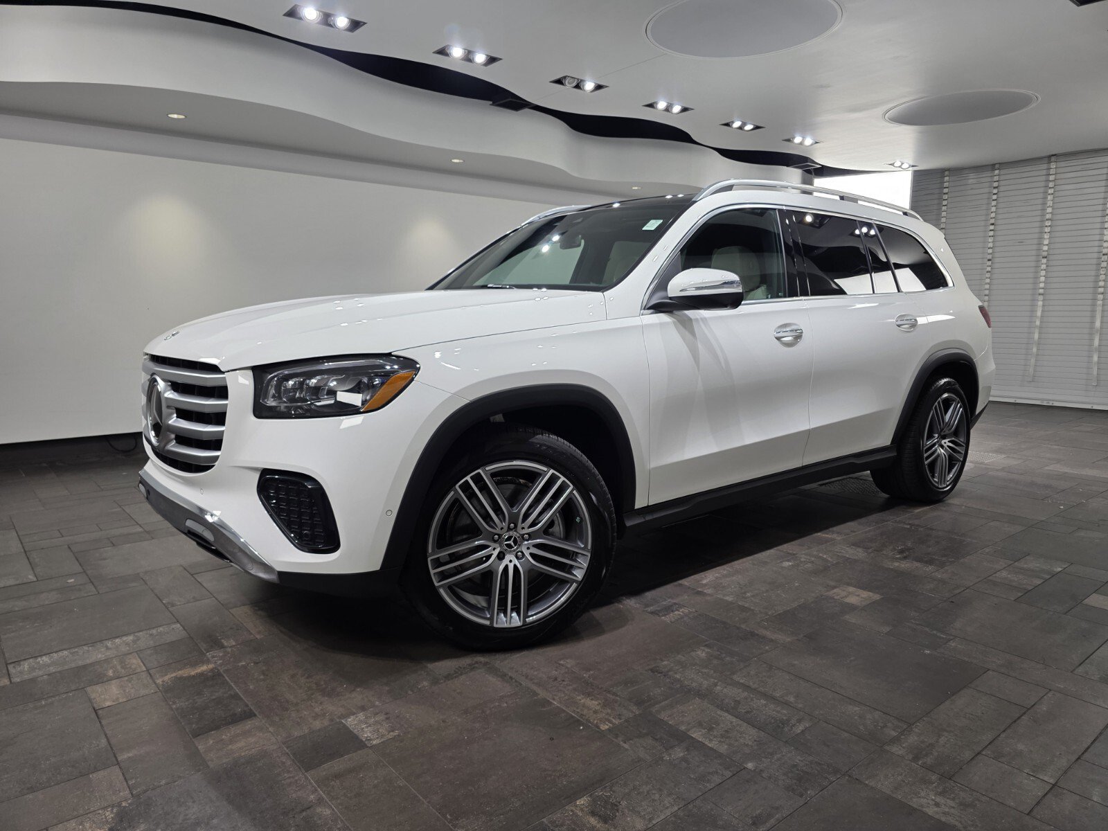 Used 2025 Mercedes-Benz GLS 450 4MATIC image 1