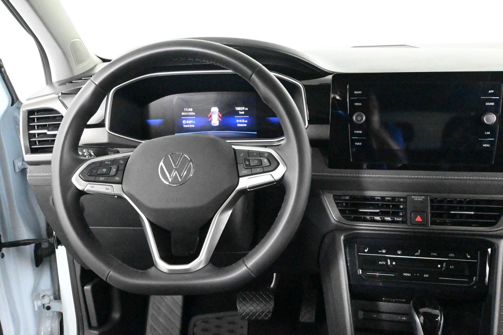 Used 2025 Volkswagen Taos SE AWD/4WD image 3