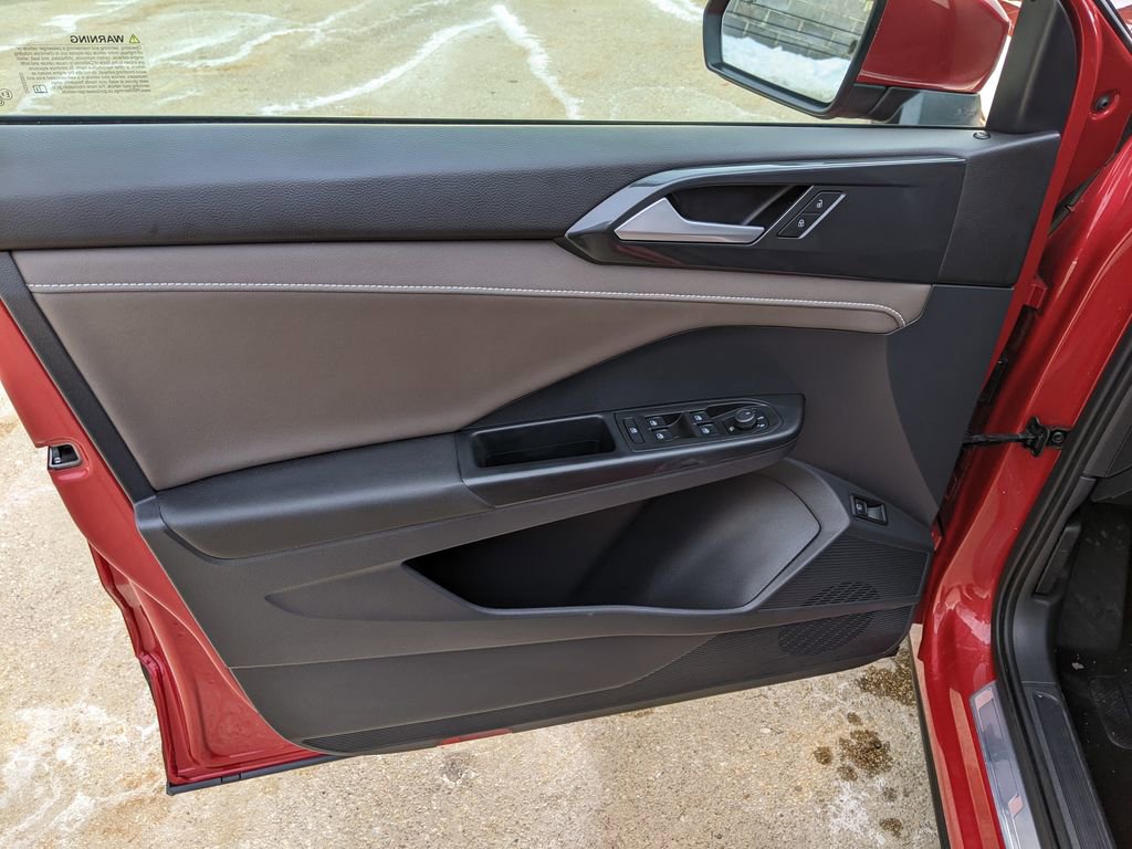 Certified 2023 Volkswagen Taos SEL image 9