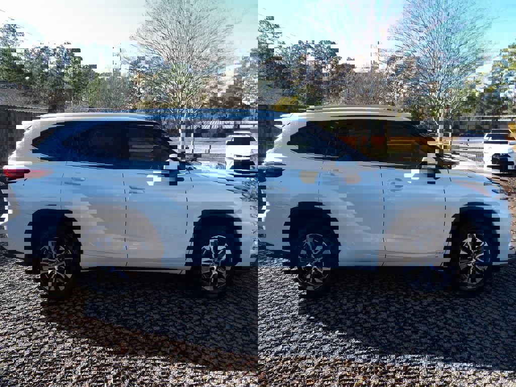 Used 2022 Toyota Highlander XLE image 4