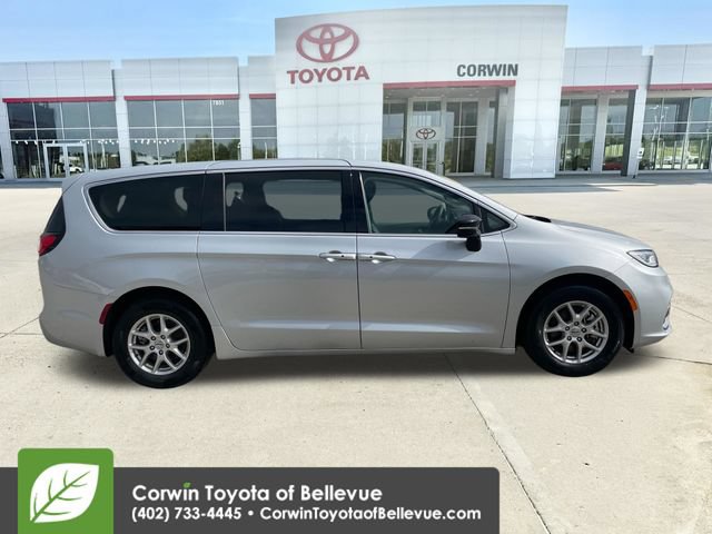 Used 2024 Chrysler Pacifica Touring-L FWD image 6