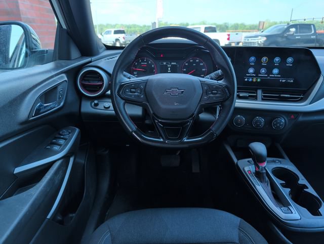 Used 2024 Chevrolet Trax RS FWD image 2