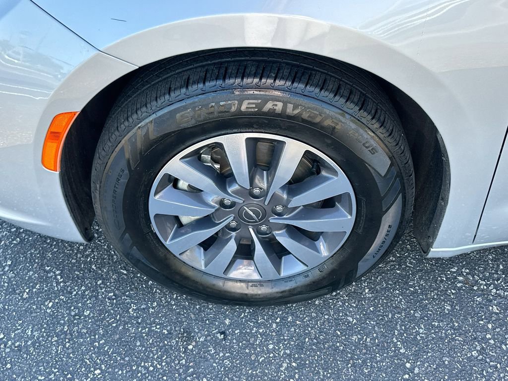 Used 2024 Chrysler Pacifica Limited image 32