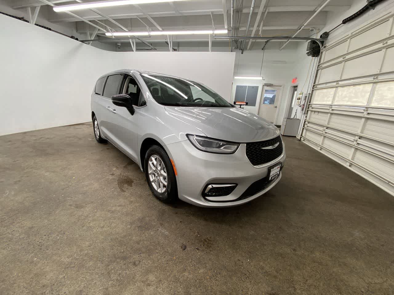 Used 2024 Chrysler Pacifica Touring-L FWD image 8