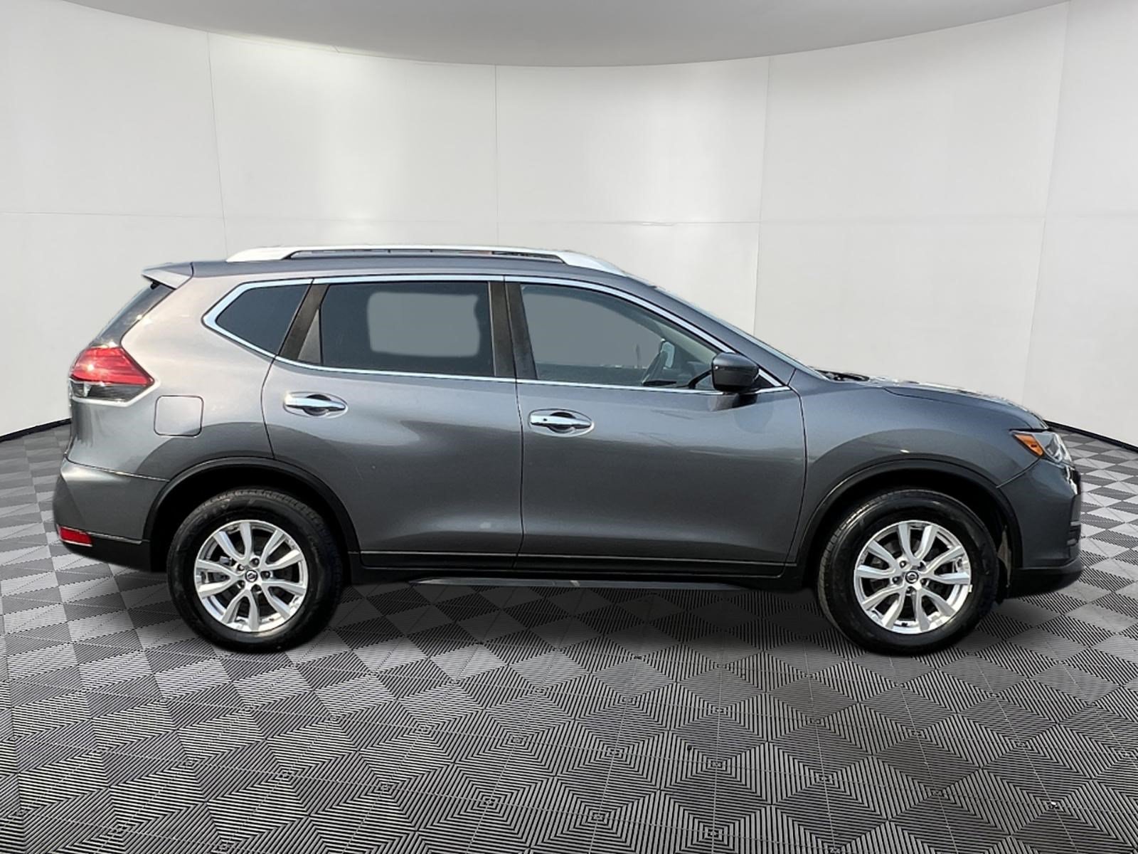 Used 2017 Nissan Rogue SV AWD/4WD image 7