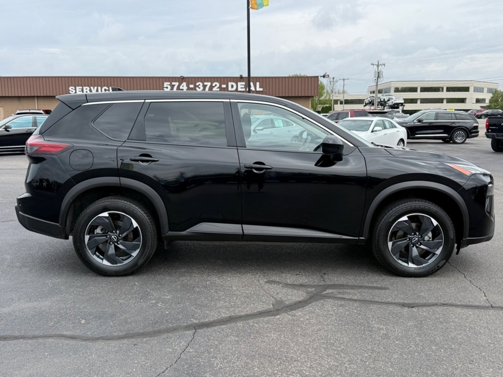 Used 2024 Nissan Rogue SV image 9