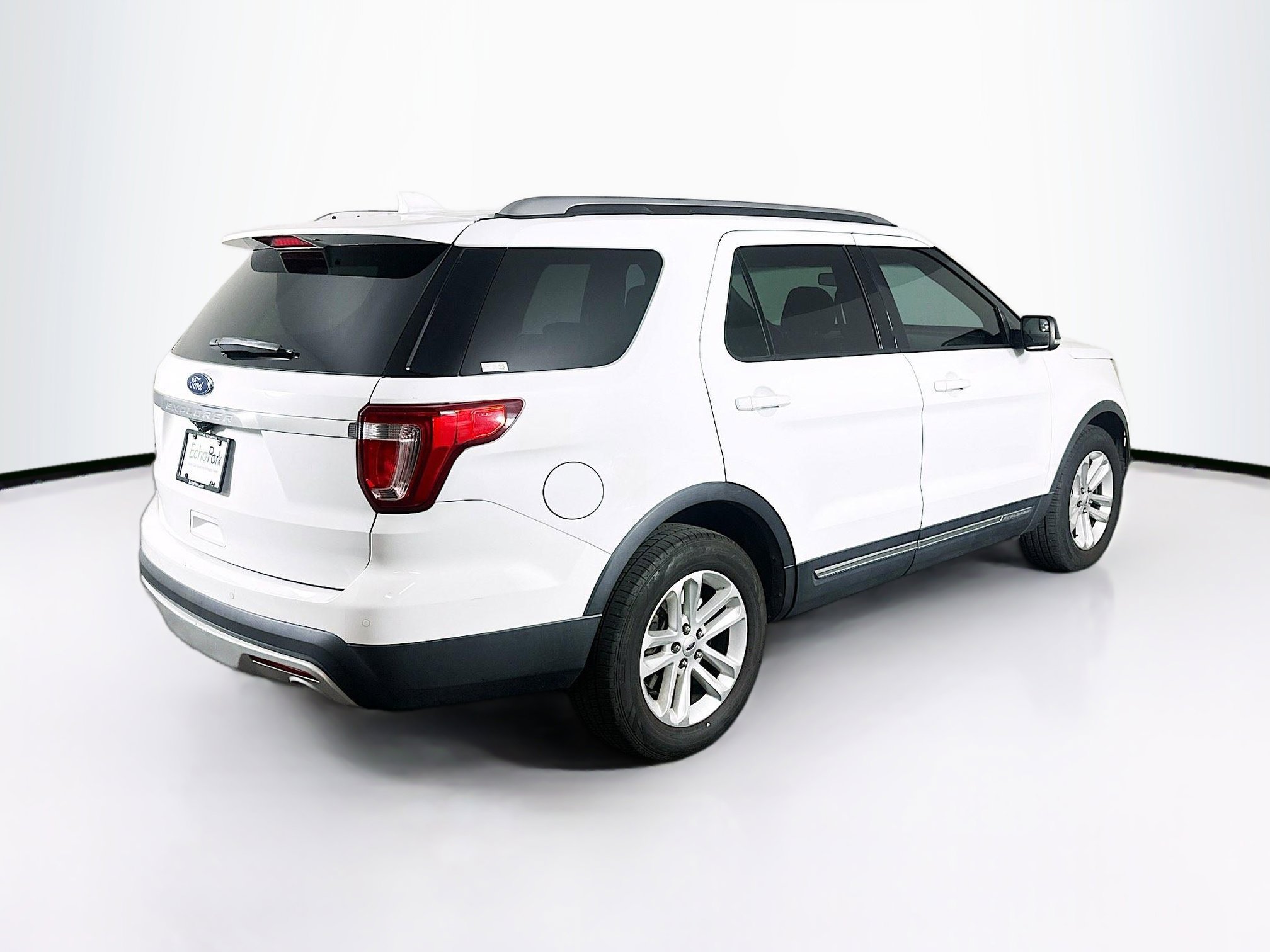 Used 2017 Ford Explorer XLT image 9