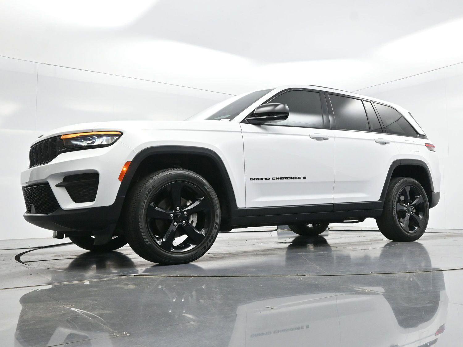 Used 2023 Jeep Grand Cherokee Altitude AWD/4WD image 41