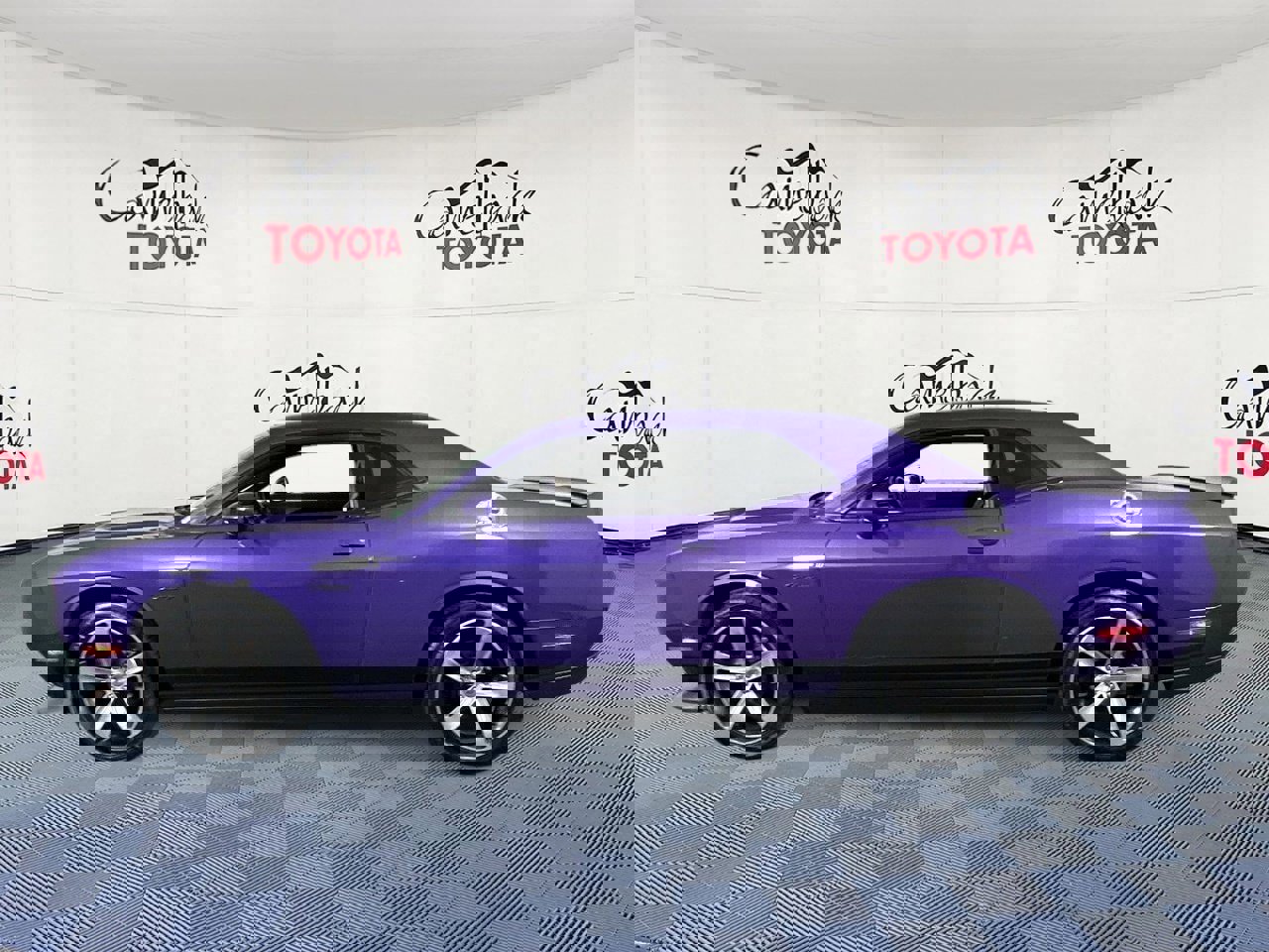 Used 2019 Dodge Challenger SXT image 4