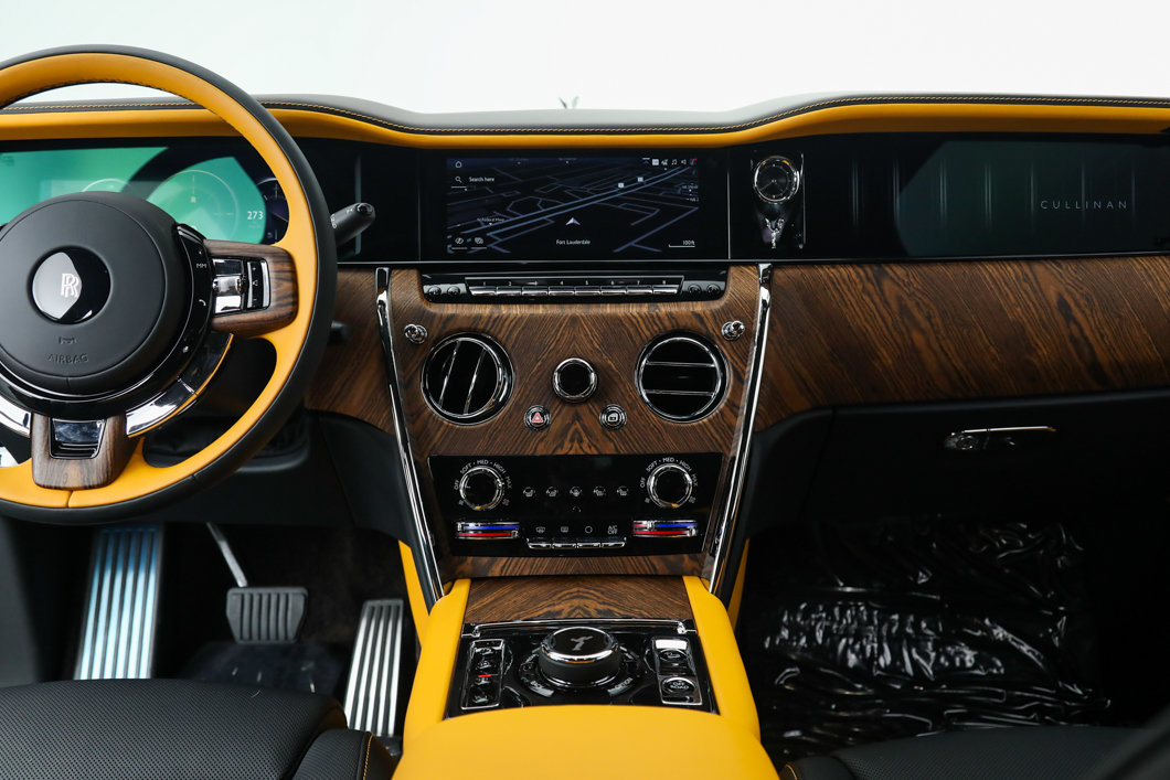 Used 2025 Rolls-Royce Cullinan AWD/4WD image 37