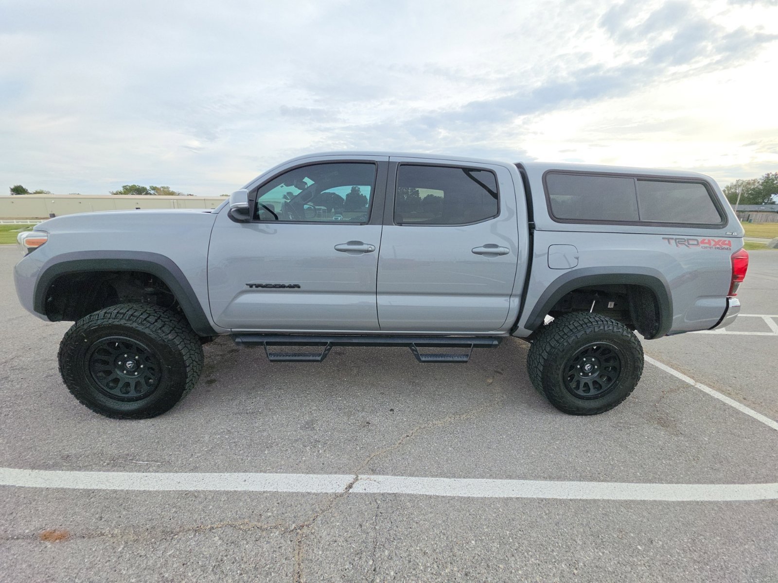 Used 2018 Toyota Tacoma TRD Off-Road AWD/4WD image 4
