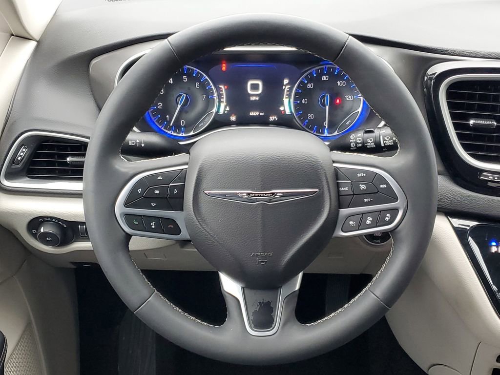 Used 2024 Chrysler Pacifica Touring-L image 27