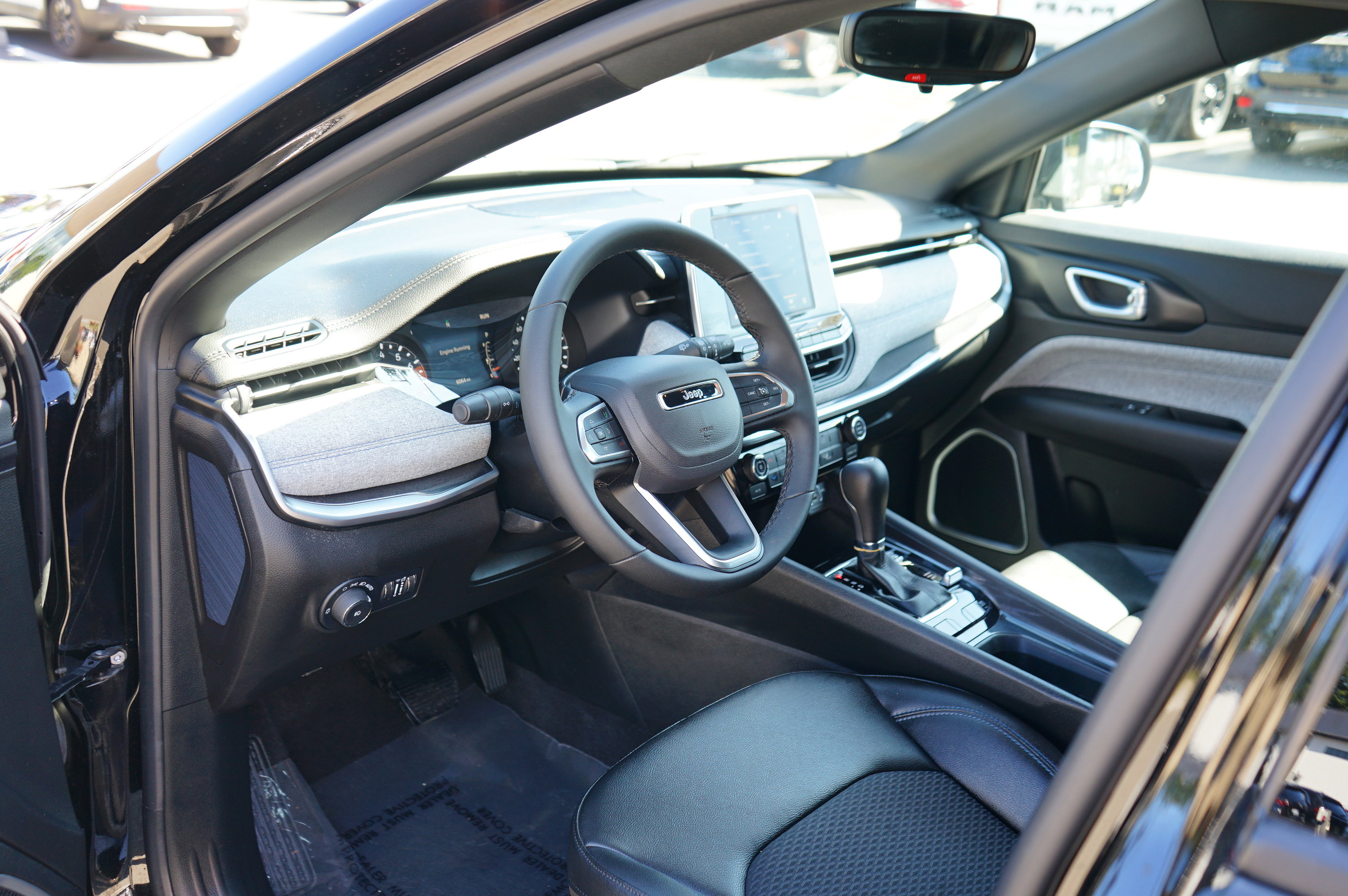 Used 2025 Jeep Compass Latitude image 13