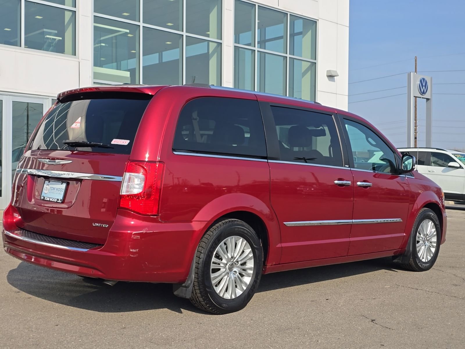 Used 2013 Chrysler Town & Country Limited w/ Luxury Group FWD image 9