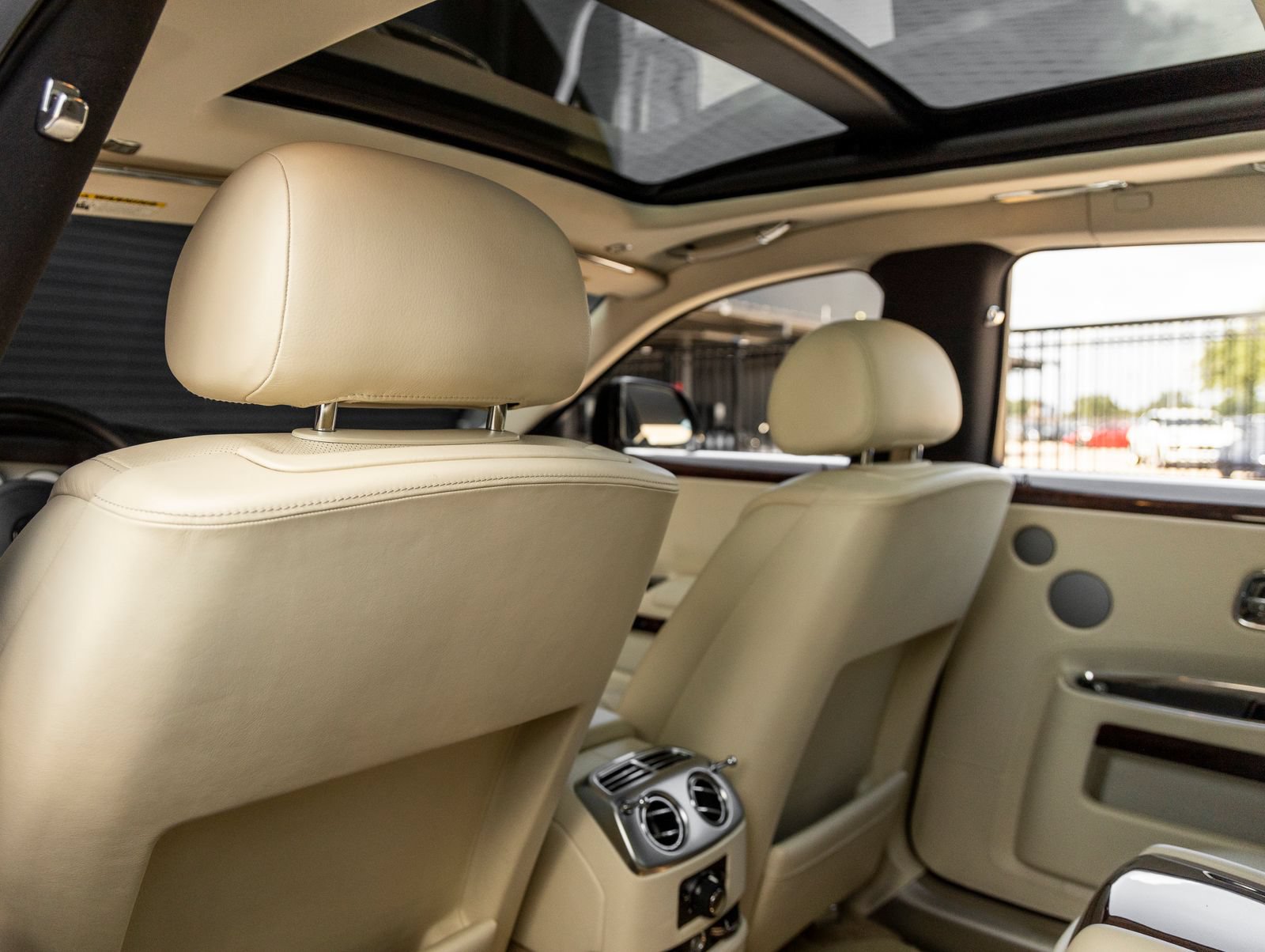 Used 2015 Rolls-Royce Ghost RWD image 29
