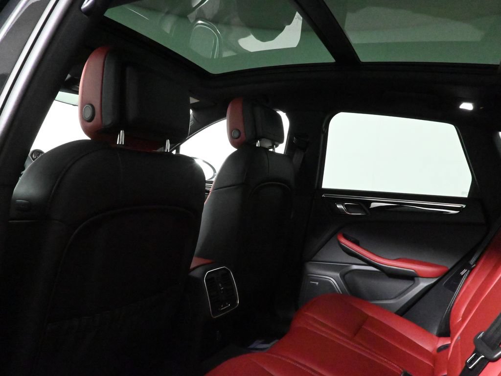 Used 2026 Porsche Macan AWD/4WD image 34