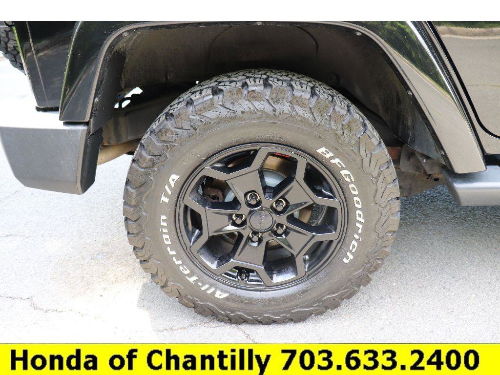 Used 2015 Jeep Wrangler Unlimited Sahara w/ Connectivity Group AWD/4WD image 27