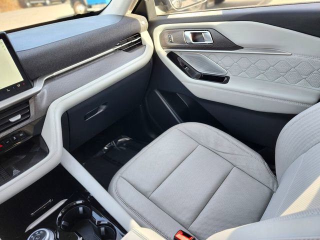 Certified 2025 Ford Explorer Platinum w/ LUX Leather Package image 15