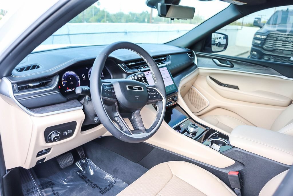 Used 2023 Jeep Grand Cherokee Limited w/ Luxury Tech Group II AWD/4WD image 23