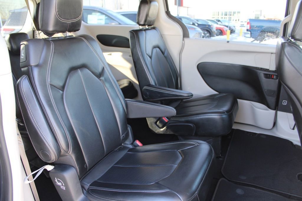 Used 2020 Chrysler Voyager Lxi image 23