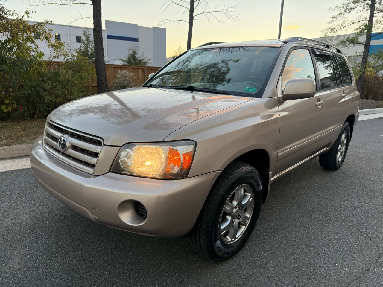 Used 2005 Toyota Highlander 4WD V6 w/ 3rd Row image 2