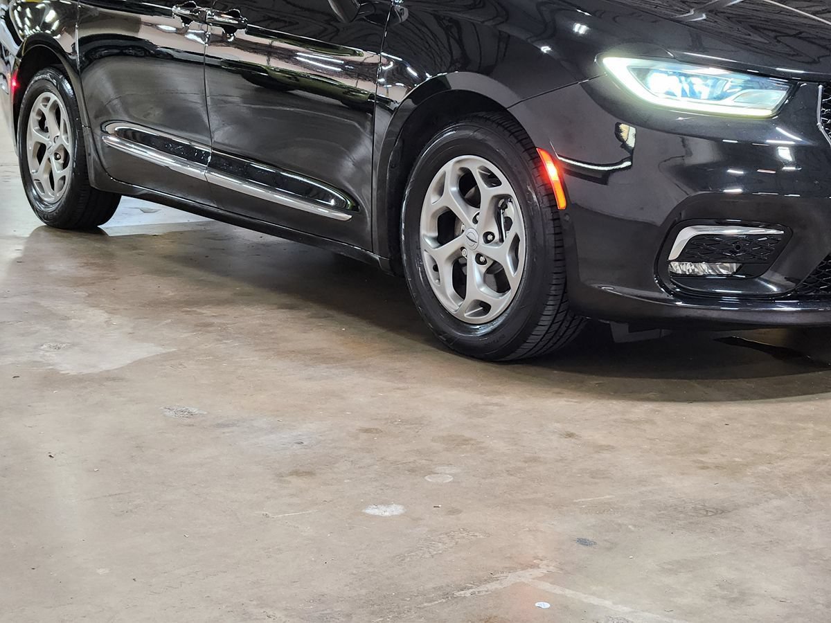 Used 2023 Chrysler Pacifica Limited w/ Uconnect Theater Family Group FWD image 16