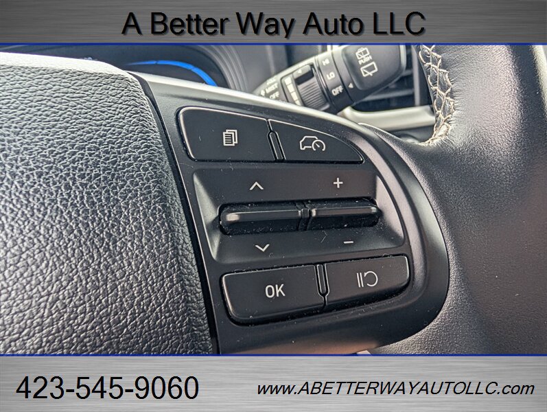 Used 2025 Hyundai Venue Limited FWD image 12