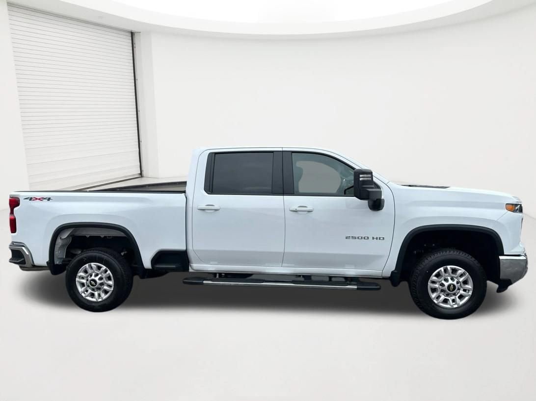 Used 2025 Chevrolet Silverado 2500 LT w/ Convenience Package AWD/4WD image 4