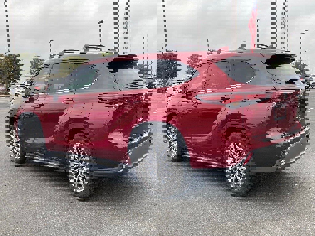 Used 2024 Toyota Highlander Platinum image 7