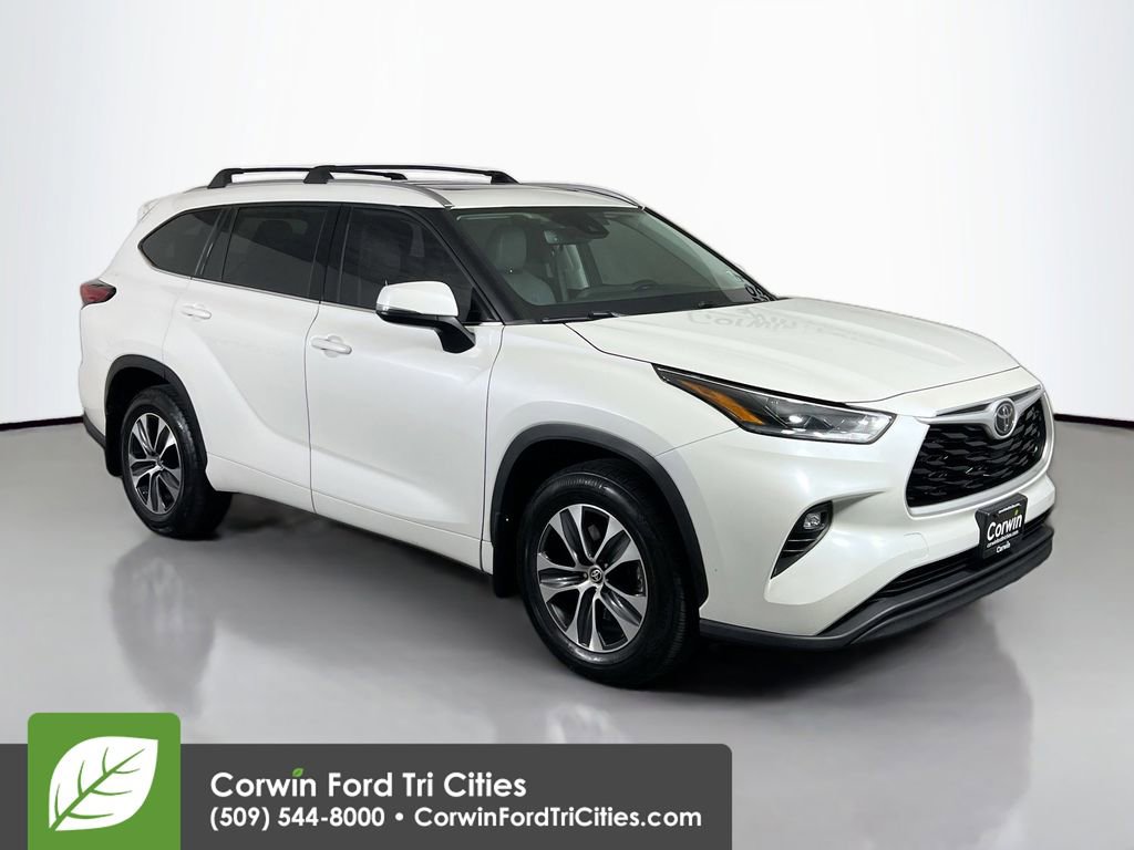 Used 2021 Toyota Highlander XLE AWD/4WD image 1
