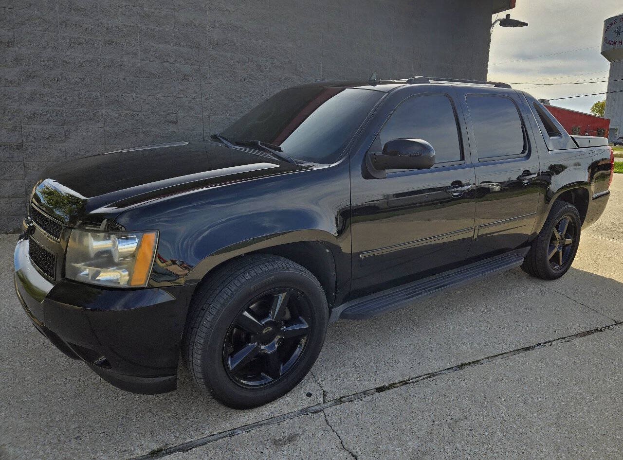 Used 2010 Chevrolet Avalanche LTZ AWD/4WD image 3